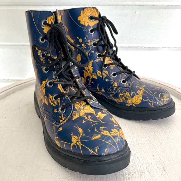 ROGUE & WOLF Royal Rose Romance Vegan Leather Lace Up Boots - 39/ U.S. 7.5 - Picture 3 of 12